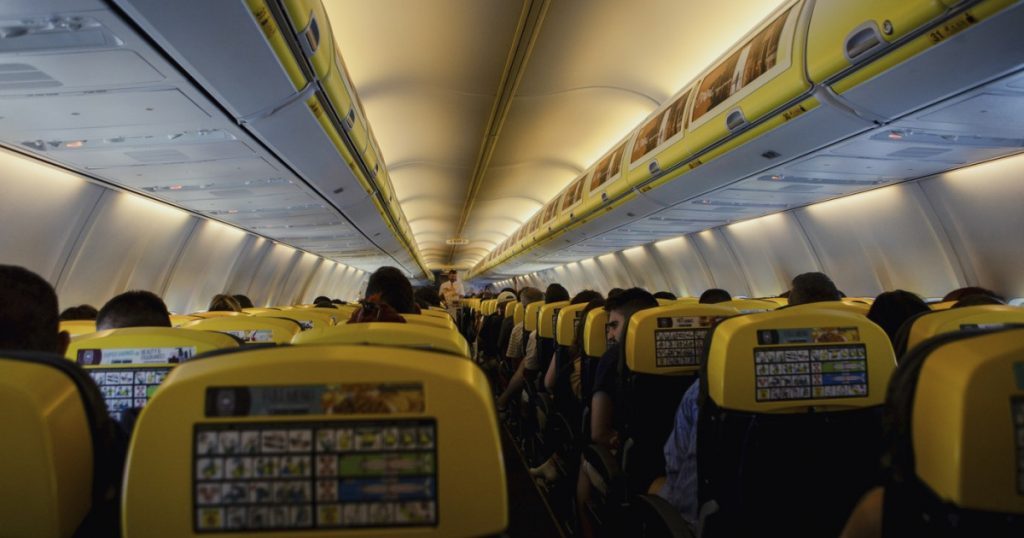 Analiza incidentului de la bordul Ryanair: Un obiect străin și riscurile asociate zborurilor comerciale