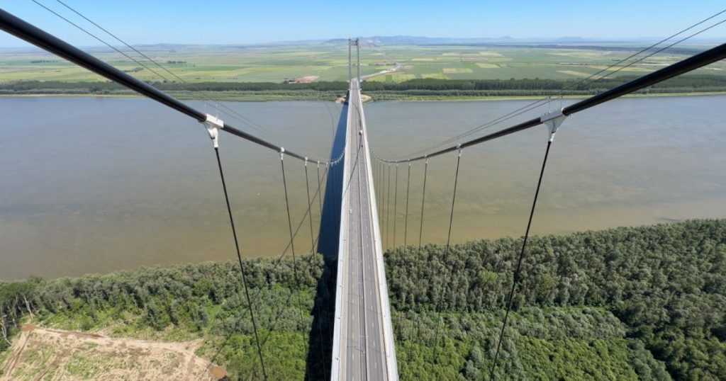 Restricții de circulație pe podul suspendat peste Dunăre: Impactul lucrărilor asupra traficului și economiei locale