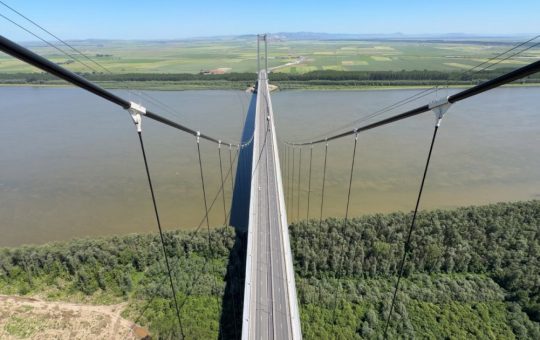 Restricții de circulație pe podul suspendat peste Dunăre: Impactul lucrărilor asupra traficului și economiei locale