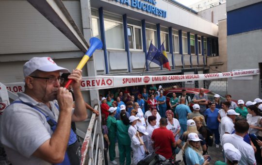 Protestele din spitalele românești: O privire aprofundată asupra nemulțumirilor și implicațiilor legii salarizării