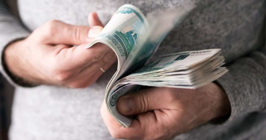 Efectele crizei financiare rusești: Rușii renunță la bănci și revin la numerar în contextul atacurilor cu drone din Ucraina
