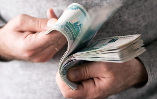 Efectele crizei financiare rusești: Rușii renunță la bănci și revin la numerar în contextul atacurilor cu drone din Ucraina