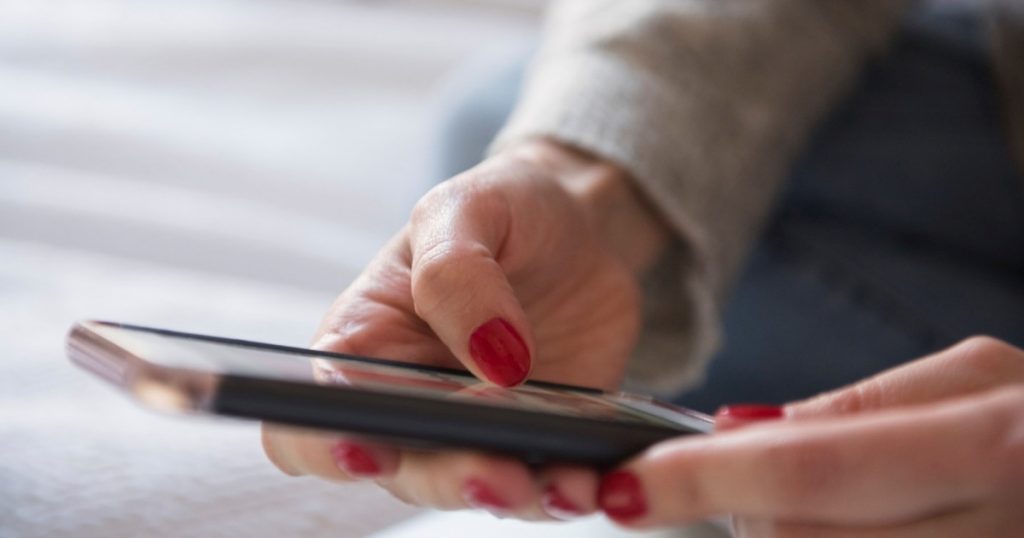 Impactul utilizării excesive a smartphone-urilor asupra sănătății mâinilor: prevenirea artritei și sindromului de tunel carpian