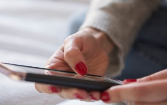 Impactul utilizării excesive a smartphone-urilor asupra sănătății mâinilor: prevenirea artritei și sindromului de tunel carpian