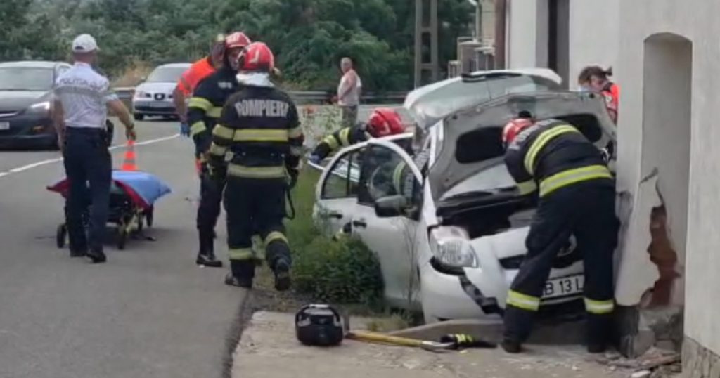 Accident rutier în Alba: O şoferiţă a pierdut controlul direcţiei și a intrat într-un zid, provocând o reacție în lanț în comunitate