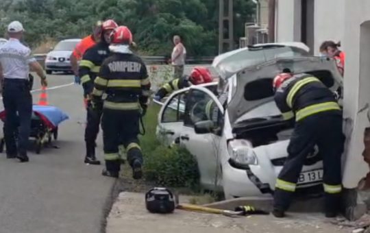 Accident rutier în Alba: O şoferiţă a pierdut controlul direcţiei și a intrat într-un zid, provocând o reacție în lanț în comunitate