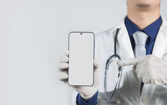 Provocările etice și legale ale aplicațiilor de inteligență artificială: Google și Apple sub presiune