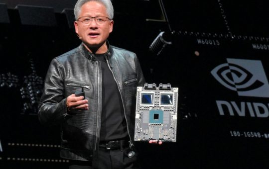 Record în Licitații: Geaca lui Jensen Huang, Simbol al Revoluției Tehnologice și al Colecționării Moderne