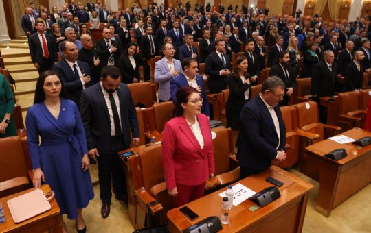 Analiza detaliată a noii legi a salarizării: Impactul majorărilor pentru demnitari și implicațiile sociale