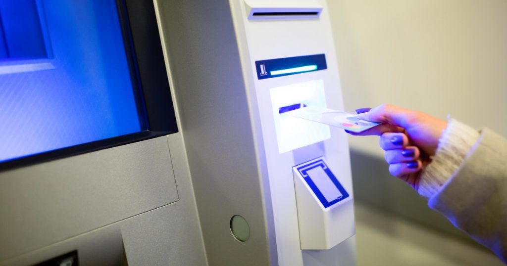 Escrocheria cu ATM-uri Bitcoin: Cum doi tineri au înșelat o femeie din București cu aproape 287.000 de lei
