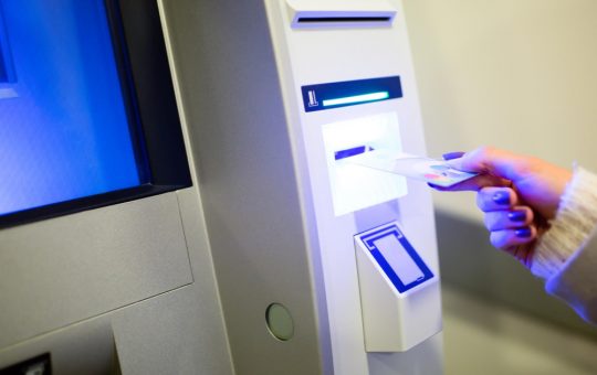 Escrocheria cu ATM-uri Bitcoin: Cum doi tineri au înșelat o femeie din București cu aproape 287.000 de lei