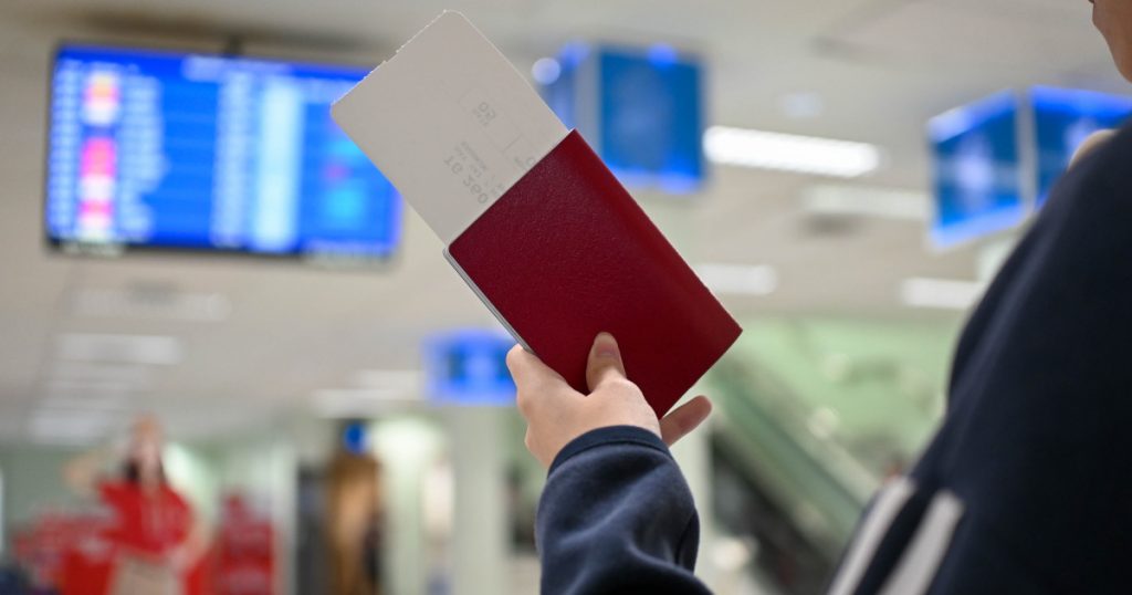 Simplificarea ieșirii din țară pentru minorii însoțiți: O analiză detaliată a noilor reglementări