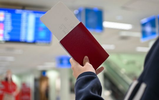 Simplificarea ieșirii din țară pentru minorii însoțiți: O analiză detaliată a noilor reglementări
