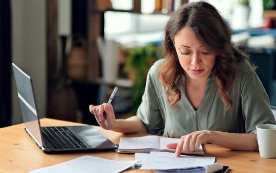 Impactul majorării salariului minim asupra contribuțiilor la sănătate: O analiză a reglementărilor ANAF pentru românii fără venituri