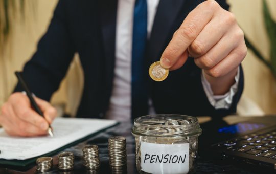 Impactul Demiterii Guvernului Bolojan asupra Pensiilor Private: Cum Bursa a Influențat Creșterile din Pilonul II