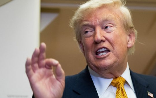 Controversă în media: Donald Trump cere retragerea licențelor de emisie pentru NBC și ABC