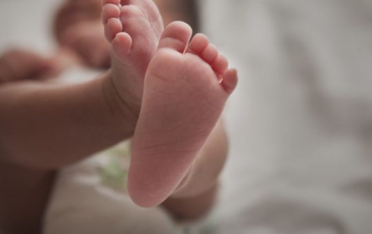 Screeningul neonatal în România: De ce doar trei afecțiuni și ce implicații are extinderea sa?