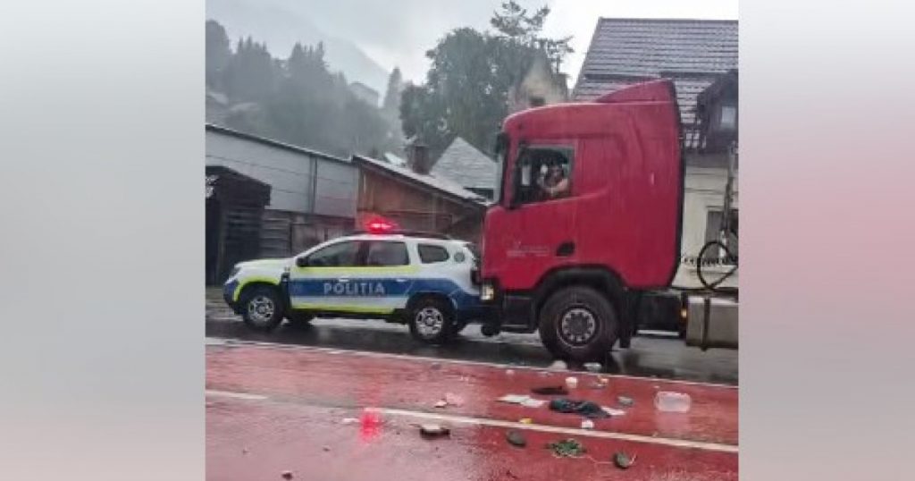 Incident dramatic în Bușteni: Șoferul unui TIR se baricadează după o coliziune cu o mașină de poliție