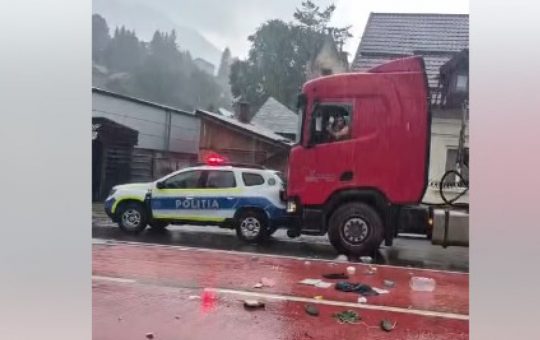 Incident dramatic în Bușteni: Șoferul unui TIR se baricadează după o coliziune cu o mașină de poliție