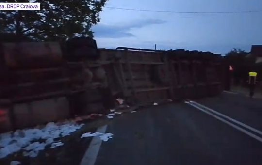 Accident pe DN7: Impactul unui autocamion răsturnat asupra traficului din Valea Oltului