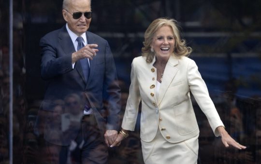 Reflecții asupra unui mandat: Joe Biden și lansarea memoriilor sale "Promite-mi, America"