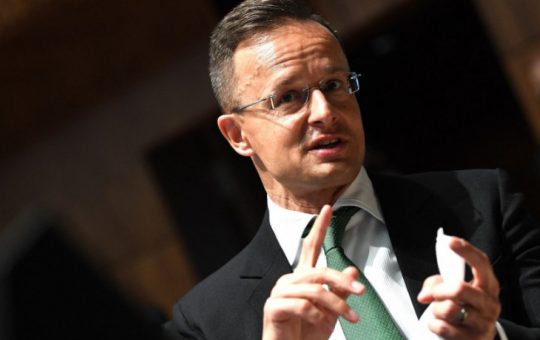 Peter Szijjarto: De la Politică la Industria Auto Chineză – O Transformare Controversată
