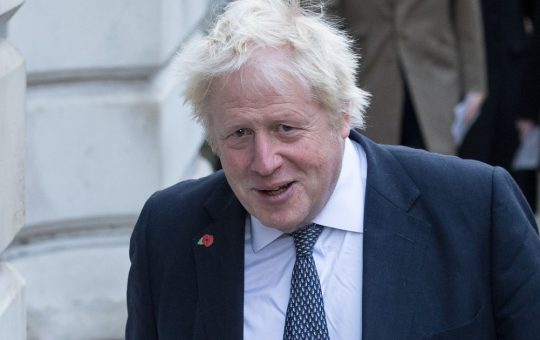 Scandalul risipirii banilor publici în timpul pandemiei: O analiză detaliată a contractelor controversate din vremea lui Boris Johnson
