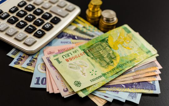 Scăderea salariului mediu net: O analiză detaliată a impactului economic și social în România