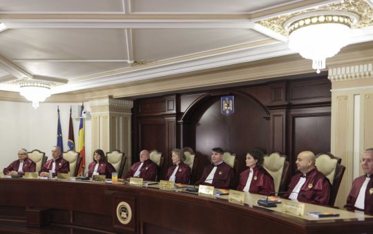 Conflictul Juridic dintre Guvern și Parlament: O Analiză Detaliată a Amânării Deciziei CCR în Cazul Ordonanței SAFE