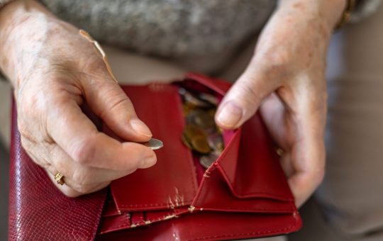 Analiza Cheltuielilor pentru Protecția Socială în România: O Privire Asupra Afectării Viitorului Societății