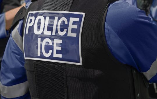 Decizia Administrației Trump de Suspendare a Controalelor ICE: Context, Implicații și Reacții