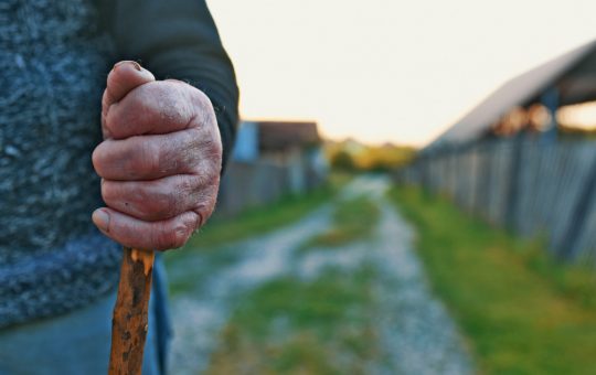 Descompunerea Rurală: Povestea Satului Rătez și Provocările Depopulării în România