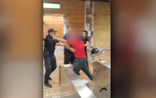 Incident la metrou: Un bărbat de 55 de ani forțează accesul și ajunge la psihiatrie