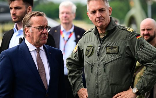Provocările Europei în Fața Amenințării Ruse: Dependența de Armamentul American și Viitorul Apărării Continentale