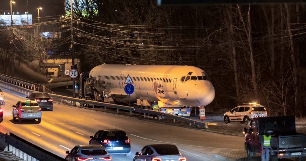 Incidentul neobișnuit: Un avion dezafectat blochează o intersecție din Cluj-Napoca