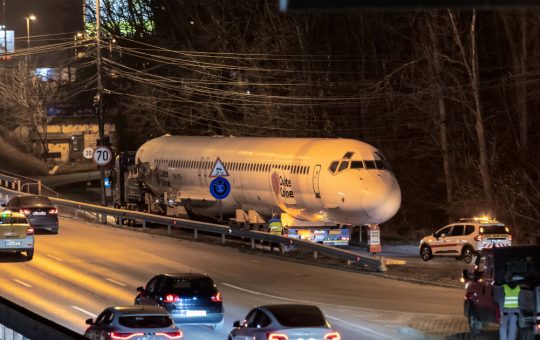 Incidentul neobișnuit: Un avion dezafectat blochează o intersecție din Cluj-Napoca