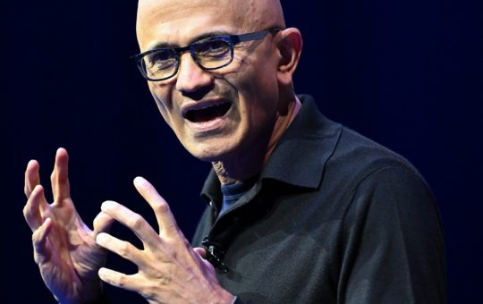 Avertismentul lui Satya Nadella: Costurile ascunse ale inteligenței artificiale