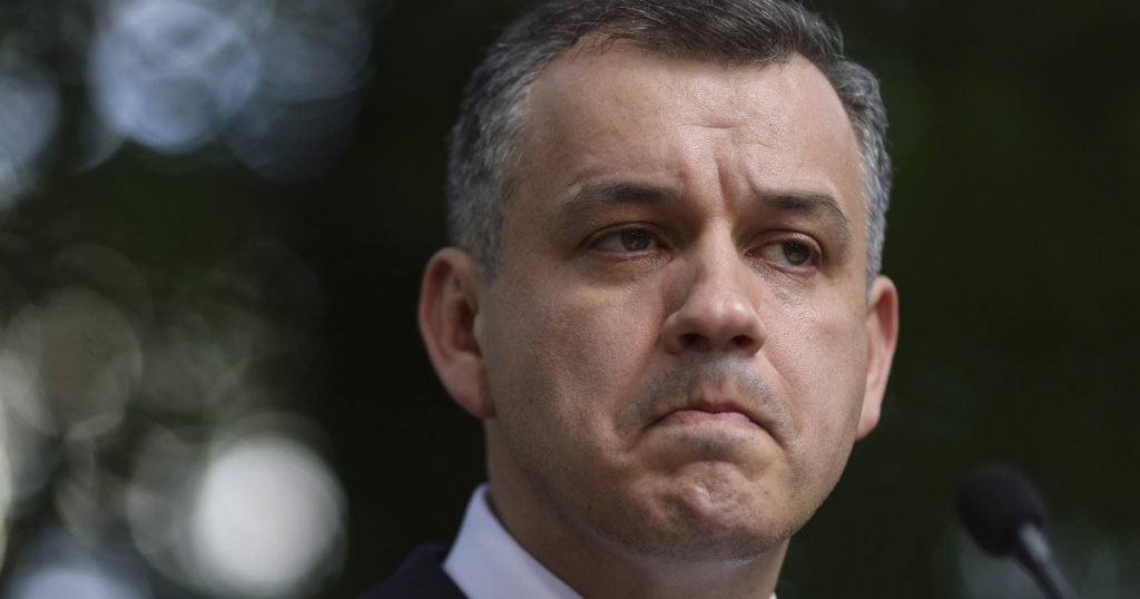 Criza politică din România: AUR cere demiterea lui Eugen Tomac – O analiză a implicațiilor și contextului