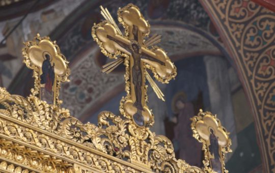 Conflictul dintre Biserică și Politică: Cazul Preotului din Topoloveni și Implicațiile Sale