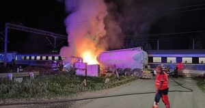 Accident feroviar în Bacău: Impactul coliziunii dintre un tren și o autocisternă