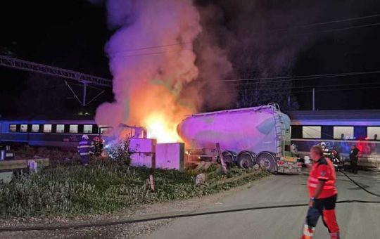 Accident feroviar în Bacău: Impactul coliziunii dintre un tren și o autocisternă
