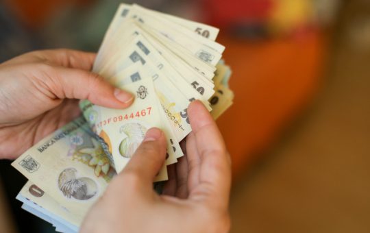 Ce se întâmplă dacă nu ești acasă când îți este distribuită pensia: Ghidul complet pentru pensionari