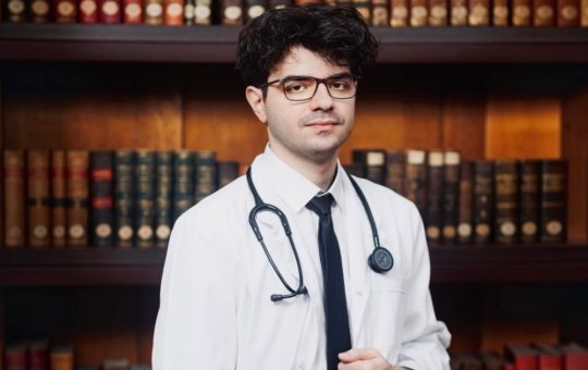 Călin Vameșu: Povestea unui Șef de Promoție la Medicină și Impactul Său asupra Educației Medicale din România