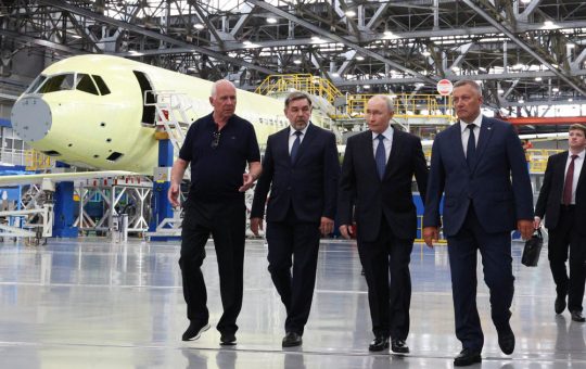 Vladimir Putin, o vizită simbolică în Siberia: implicații și analize ale călătoriei la uzina de aviație din Irkutsk
