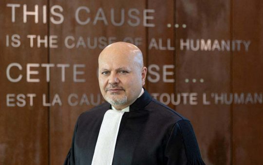 Demisia Procurorului Karim Khan: O Reflexie a Provocărilor și Controversei din Justiția Internațională
