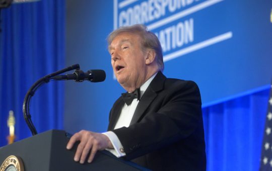 Donald Trump și Dineul Corespondenților de la Casa Albă: O Noapte de Ironii și Atacuri