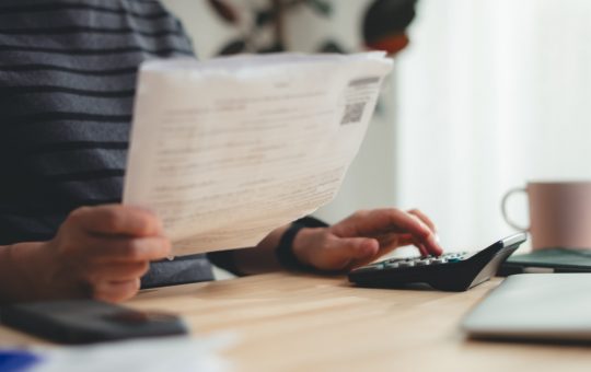 Cum se calculează impozitul și contribuția la sănătate pentru pensii: O privire detaliată asupra impactului financiar asupra pensionarilor