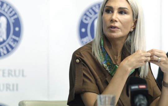 Conflictul politic din jurul legii salarizării: Raluca Turcan critică PSD și Grindeanu