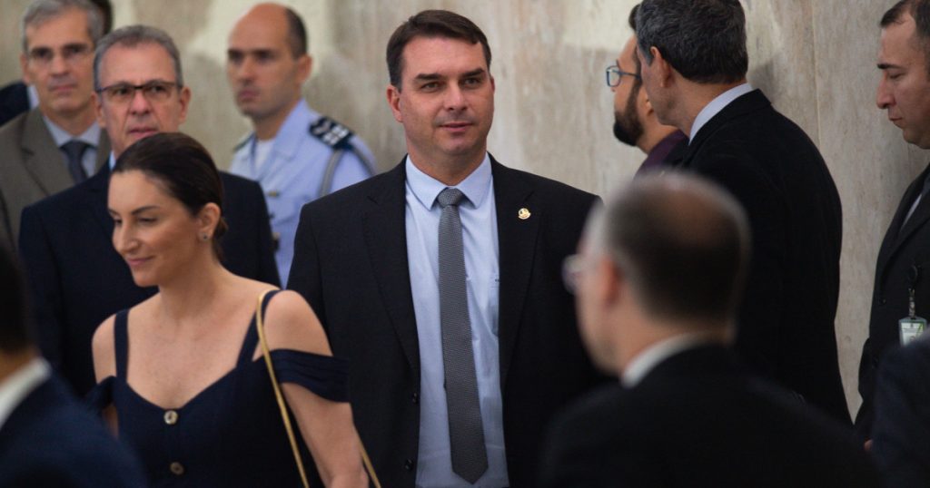 Revenirea lui Bolsonaro: Flavio Bolsonaro își asumă moștenirea tatălui în cursa pentru președinția Braziliei
