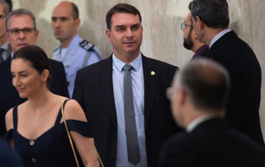 Revenirea lui Bolsonaro: Flavio Bolsonaro își asumă moștenirea tatălui în cursa pentru președinția Braziliei